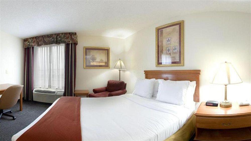 Holiday Inn Express Hotel & Suites Petersburg/Dinwiddie By Ihg Exterior foto